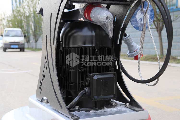 拋光機是為了讓地面表面有光澤，需要先研磨后才可以拋光。拋光分為粗拋和精拋，這時候可以使用拋光機，配合拋光墊，提高地面的光澤度。高速地坪拋光機讓你輕松完成地坪拋光工作，提高地坪亮度。
