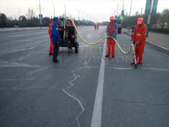 強化春季公路養(yǎng)護，保證道路通暢