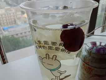 炎炎夏日到來，一杯銀耳紅棗美如詩！